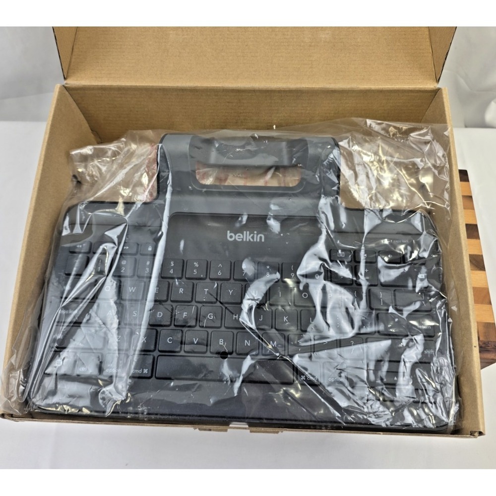 Belkin Wired Keyboard w/ Stand for iPad Lightning Connector B2B130 New in Box